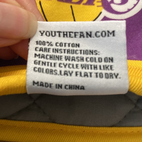 Lakers Oven Mitt - Picture 7 of 7